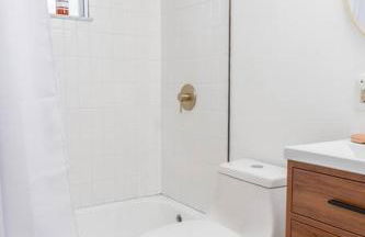 Retro Retreat: 1br home w/ WFH desk, livingroom, and fire pit - Foto 28