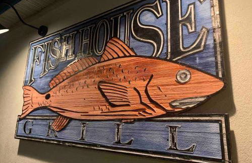 3 Bedroom Cozy Cottage with fenced in backyard and hot tub 4 miles to the beach - Foto 29