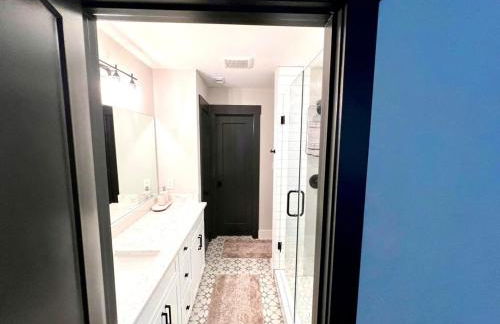 Loop, New Luxurious Large 3BR House, Sleeps 11 with Free Parking - Photo 77