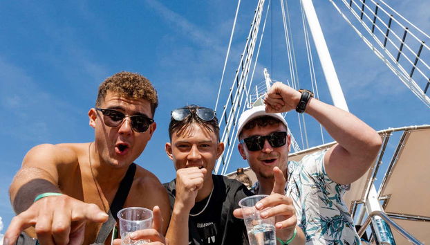 Trois amis font la fête sur un bateau