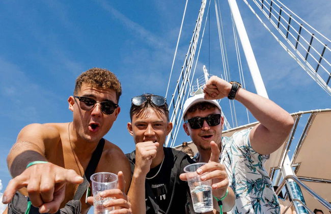 Fiesta en barco por el Lago Azul - Foto 3