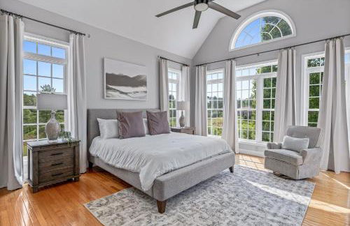 Stunning Modern Retreat! Year-Round Swim Spa | Hot Tub | Movie Room | Firepit - Foto 13