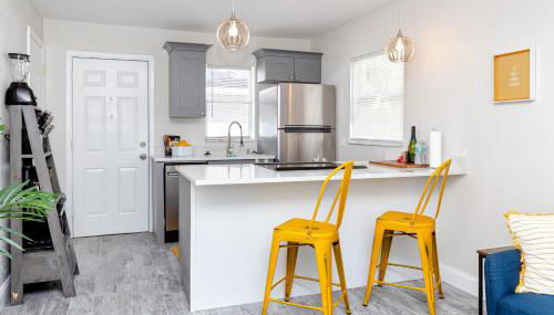 Walk to Downtown - 7min to beach - King bed & Free parking - Foto 4, stove, dishwasher