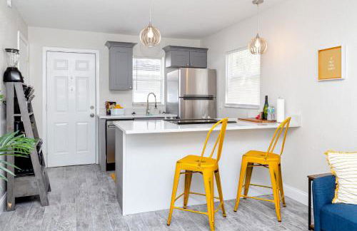 Walk to Downtown - 7min to beach - King bed & Free parking - Foto 4