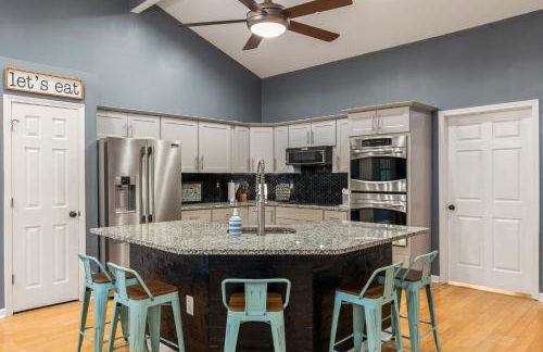 4bd Waterfront House in Lake Lanier with HotTub, FirePit, Wifi, Ping Pong and 2 Kaya - Foto 14