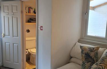 Quiet self contained studio flat near town centre and university - Foto 12