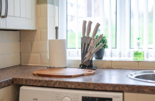 Spacious 4 Bedroom House with Parking - Foto 26