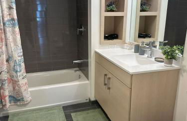 Upscale 2BR Condo with Gym & Parking near MGH & TUFTS - Foto 13