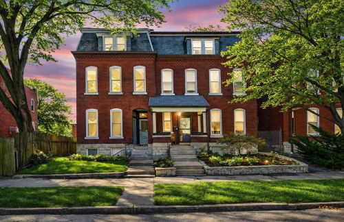 Trendy City Escape Perfect St Louis Location - Photo 26