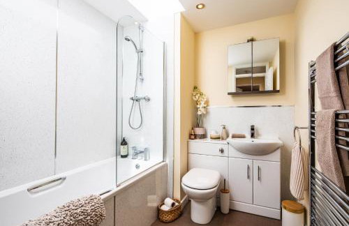 Buxton centre cosy cottage with free secure parking - Foto 30