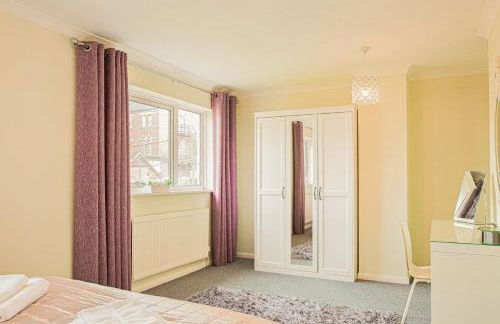 Central 2 Bed House w/ Garden and Free Parking! - Photo 72