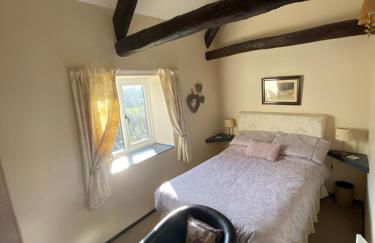 Forge Cottage, Cosy Couples Retreat in the Devon Countryside, Indoor Pool, Tennis Court and Tarka Trail Access - Photo 3