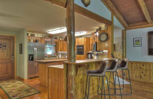 Bear Naked Hideaway - Relax in the hot tub with sounds from the nearby creek - Foto 8