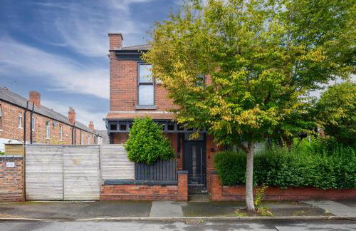 West Didsbury Retreat l Cinema l Sleeps 8 - Photo 41