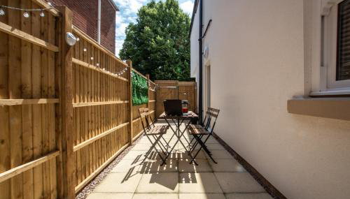 Welcome - BUSINESS or PLEASURE! Southampton 'City Vibes' # Stylish Apartment with Outdoor Courtyard! 1-4 Guests BOOK YOUR CITY BREAK or PRE-CRUISE STAY! CLOSE TO MAYFLOWER THEATRE, UNIVERSITIES, CRUISE TERMINALS, HOSPITALS & SHOPS! - Photo 5