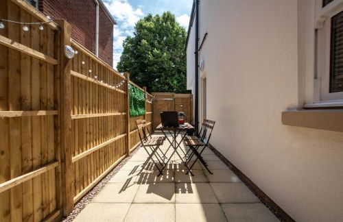Welcome - BUSINESS or PLEASURE! Southampton 'City Vibes' # Stylish Apartment with Outdoor Courtyard! 1-4 Guests BOOK YOUR CITY BREAK or PRE-CRUISE STAY! CLOSE TO MAYFLOWER THEATRE, UNIVERSITIES, CRUISE TERMINALS, HOSPITALS & SHOPS! - Photo 5