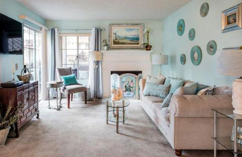 Glamorous Regal Design Home with Private Patio and Garage - Foto 29