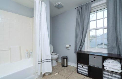 Renovated 3 bedroom close to downtown! - Photo 14