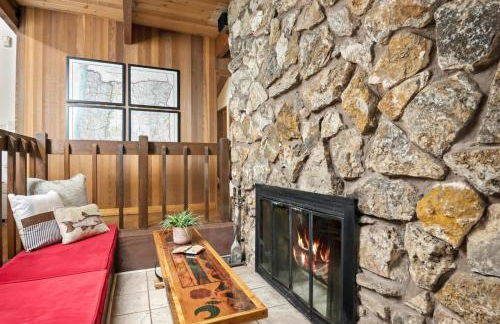 ZigZag Basecamp · Cozy Cabin Perfect for Nature Escapes w/ Hot Tub - Photo 7