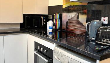 CozyNest 2BR Modern Property with Parking - Foto 3