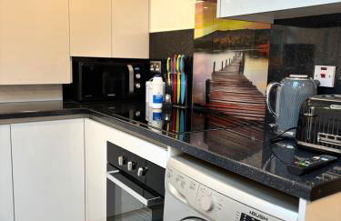 CozyNest 2BR Modern Property with Parking - Foto 3