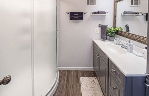 Glamorous Renovated Modern Home - Foto 31