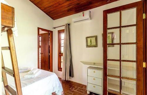 Casa dos Pássaros na areia a 20m da Praia da Baleia com 3 suítes e 1 dorm com ar condicionado, wifi, smart tv, cozinha completa e churrasqueira - Foto 24