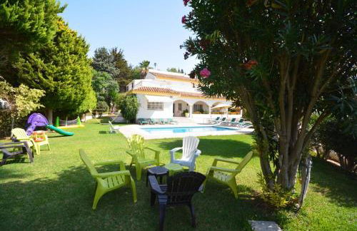 A lovely family villa with heated pool - Photo 20