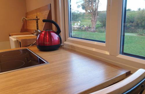 Riverside Cabin - Sleeps 2 - Hottub - Parking - Foto 31