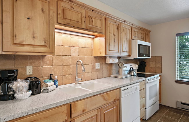 Trapper 8: Cozy 4-Bedroom Condo, 1 Minute to Yellowstone, perfect for 8 guests. - Foto 28
