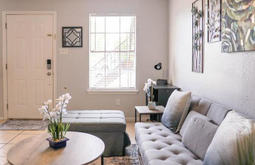 Congeniality and Comfort. All the essentials with class, 2 nights? 2 weeks? Stay, relax, work, or go out for fun. - Foto 13