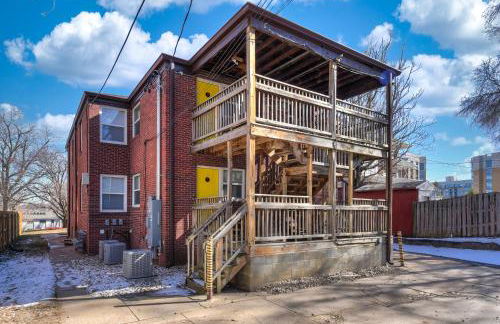 Retro Glam: Colorful Mid-Century Haven Apt 2 - Foto 15