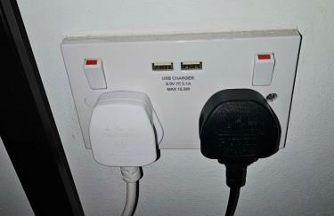 Charming Home with Private Balcony, on 1st floor, with 2 Bathrooms, 3 min walk to Earl's Court Station - Photo 32