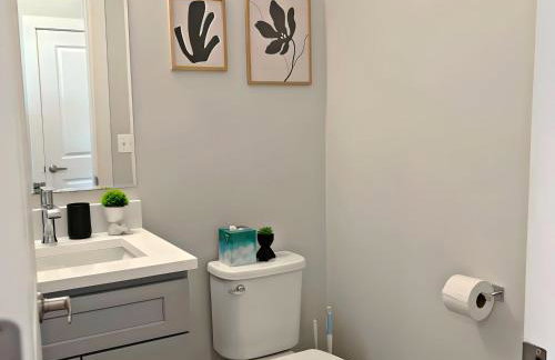 Modern 4BR Townhouse with Parking & Lake Views - WVille rep 4 - Foto 24