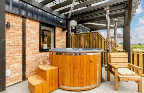 Fawn Cottage Disabled Adapted 3 Bedroom hot tub - Photo 4