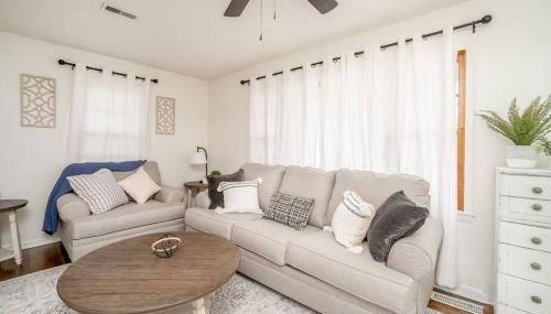 2 Bed 1 Bath Home w 2 Car Garage & Fenced Yard - Foto 3