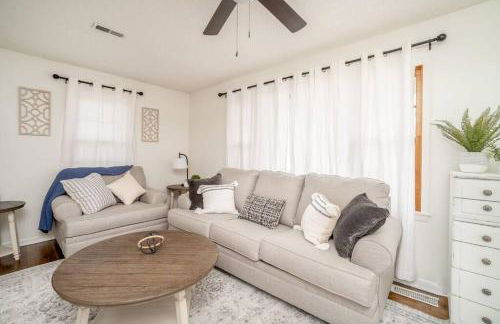 2 Bed 1 Bath Home w 2 Car Garage & Fenced Yard - Photo 3