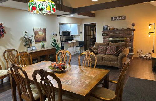 WOW!! Ultimate Pocono Retreat, Hot Tub, Game Room, Deck, Lakes, Skiing, Pools - Foto 1