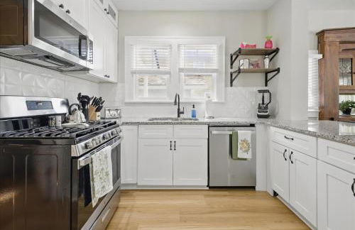 Family Spacious 5BR Retreat w Game Filled Basement Suite - Foto 14