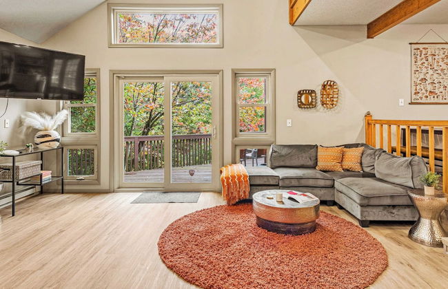 Emerald Bluff by Avantstay Lake Views, Deck, Fire Pit, Game Room - Photo 9