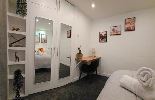 Spacious 4-Bed Home Free Parking, Private Garden - EcuaStay - Foto 18