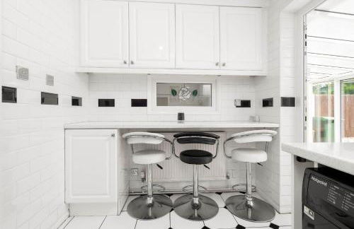 Modern 4 bedroom home ideal for Contractors, Groups and families ,FREE parking for multiple vehicle's - Foto 17