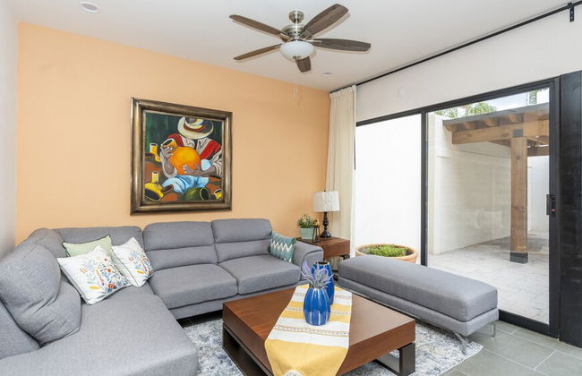 4BR Oasis with Pool & Gym at Nueva Escondida - Foto 25