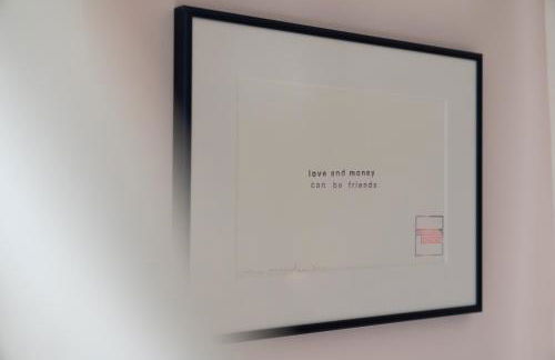 CLS Moderne City-Wohnung Hamburg Tiefgarage, Klimaanlage, Free-TV, 65 Zoll Smart-TV, E-Laden, Balkon, Parken, Nespresso Maschine inklusive Kapseln, Blick über Hamburg, Cafe im Haus, Bus gegenüber, Flex Check In - Foto 13