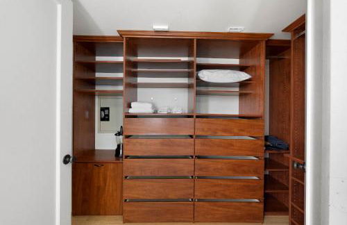 City Lights and Rooftop Nights by Rather Be Properties - Foto 12