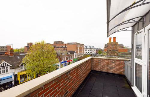 Staines City Centre by Charles Hope - Foto 41