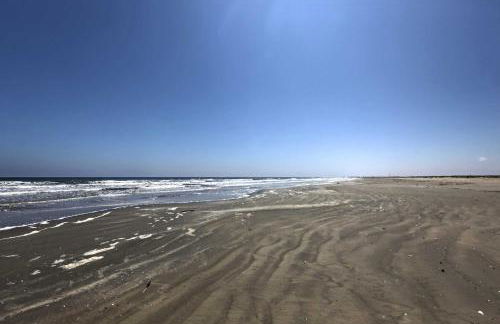 Breezy Galveston House with 2 Decks and Ocean Views! - Foto 37