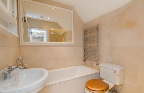 Charming Cotswold Cottage on Church Green, Witney - Photo 12