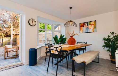 Spacious 5 Bedroom House Sleeps 9 with Parking - Foto 1