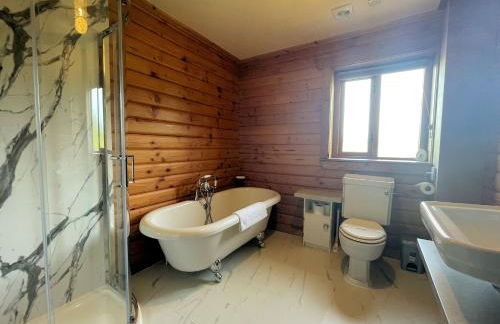 Beautiful 2BR Beach Lodge Set In Stunning Gardens - Pass the Keys - Photo 21